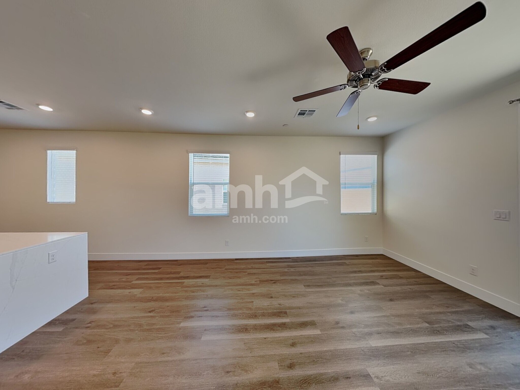 Building Photo - 870 English Primrose St