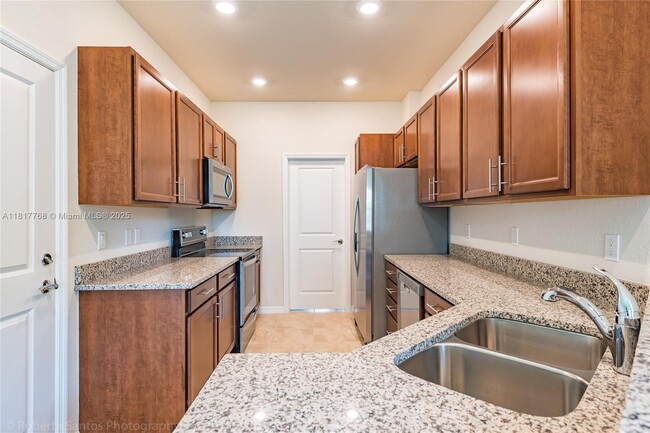 Building Photo - 1040 Eucalyptus Dr