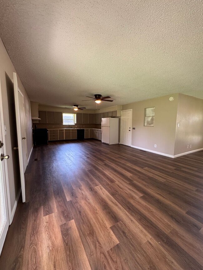 Building Photo - MOVE IN SPECIAL CALL NOW