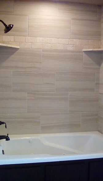 Fully tiled master bath with jetted tub. - 4887 w croft