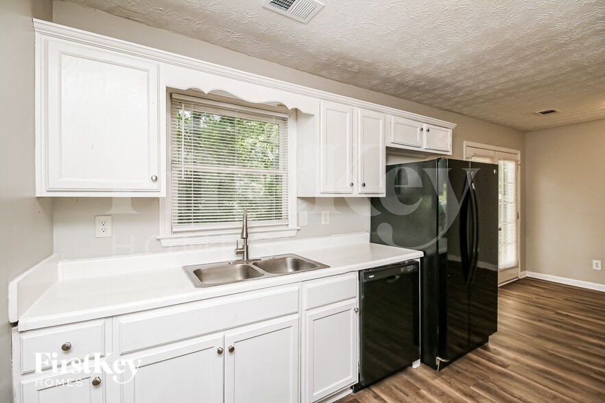 Building Photo - 838 E Marable St