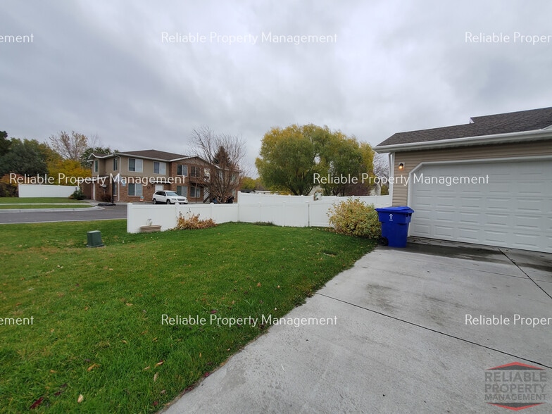 Building Photo - 381 W 1st S