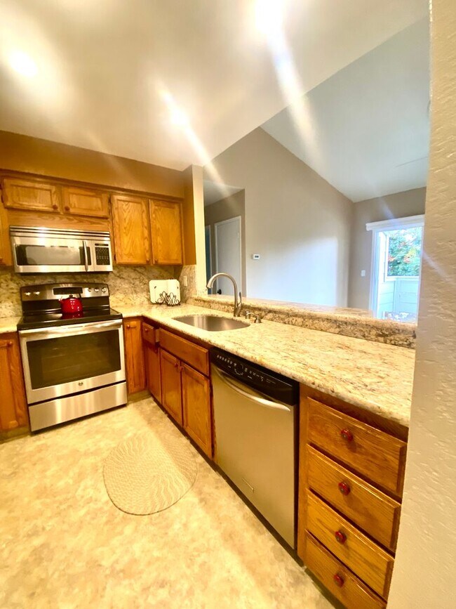 Building Photo - The Foothills Condo, 2 BD / 2 BA Single St...