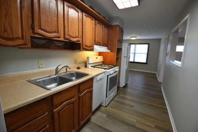 Building Photo - 2-3 bedroom Home in Greenfield with Garage.