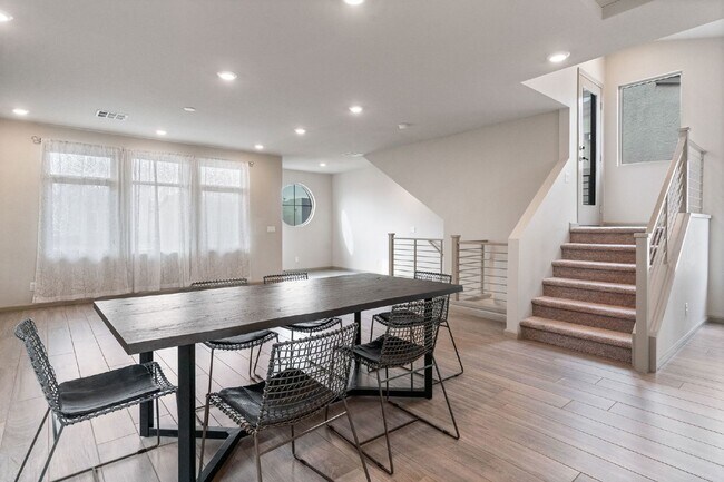 Building Photo - stunning 3-bedroom, 2.5-bathroom Tri Level Home