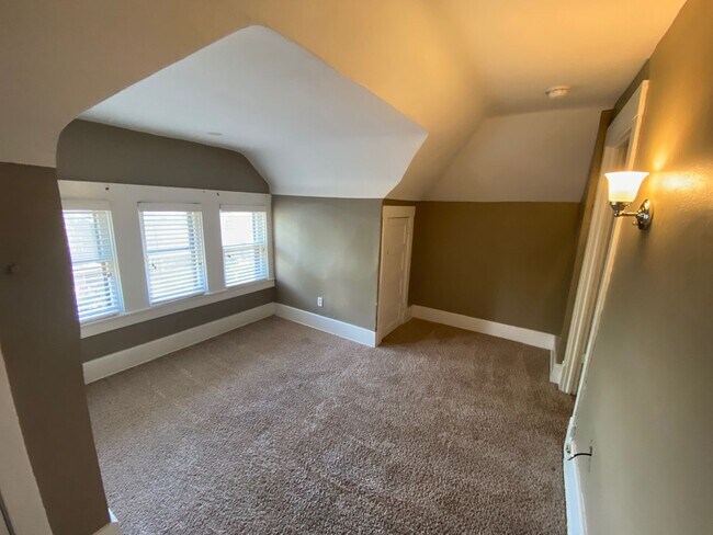 Building Photo - 28 E Northwood Ave