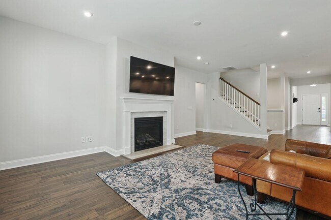 Building Photo - Spacious 5 Bedroom Home in Richmond Hill’s Waterways Community