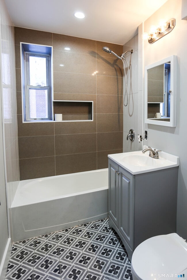 Building Photo - 39 Glenbrook Rd