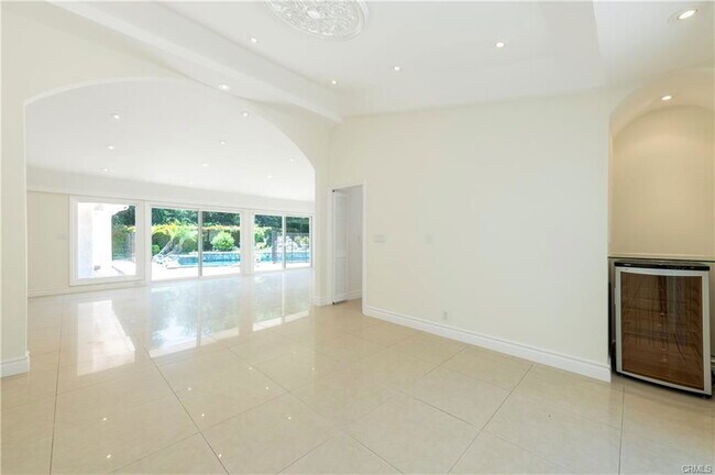 Building Photo - 16379 Meadow Ridge Way