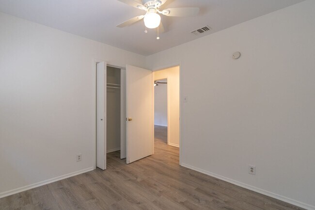 Building Photo - 2305 Montclaire St