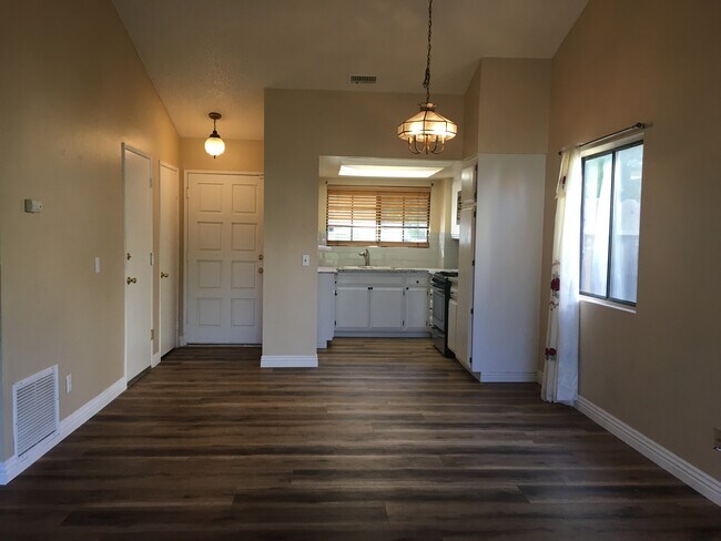 Building Photo - 126 Oakdale Ln