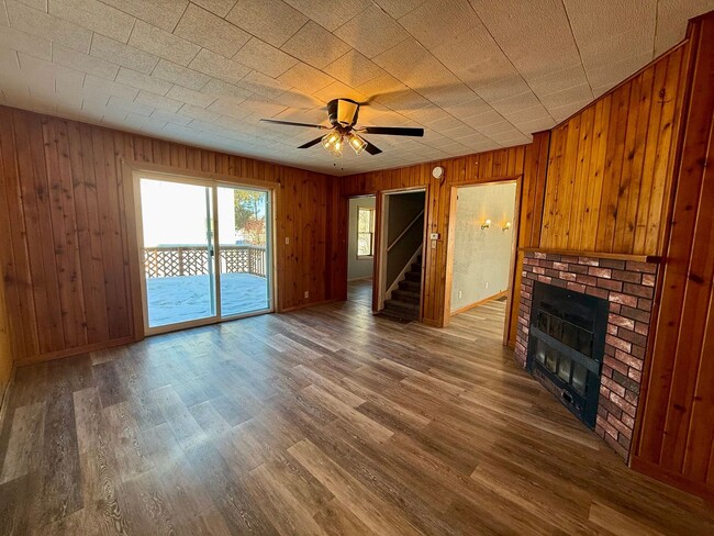 Building Photo - 4 Bed 2 Bath Single Family Home in Antigo