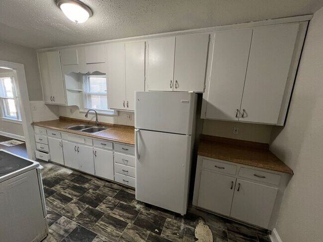 Building Photo - 3 Bed/1 Bath Home with Fenced Yard / Pet-Friendly / Vouchers Accepted / Coming Soon!