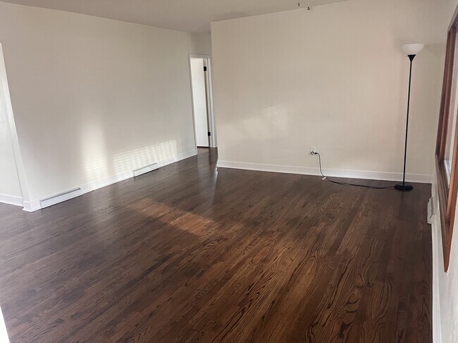 Building Photo - 6 Riverview Ln