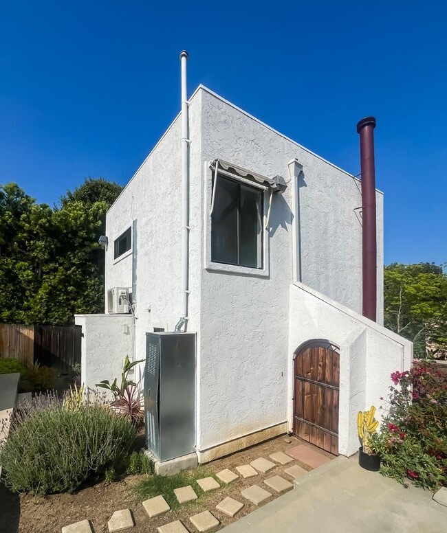 Building Photo - Stunning Light-Flooded Architectural 1BR L...