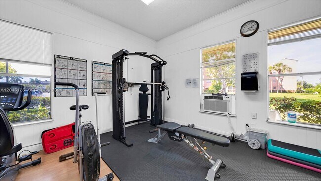 Building Photo - 2861 Somerset Dr