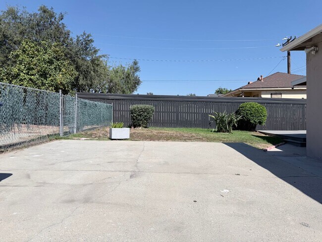 Building Photo - 3082 Thurin Ave