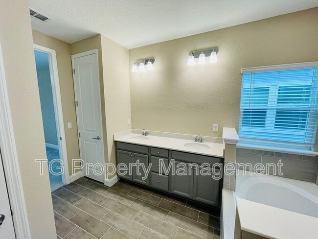 Building Photo - 122 Monthaven Dr