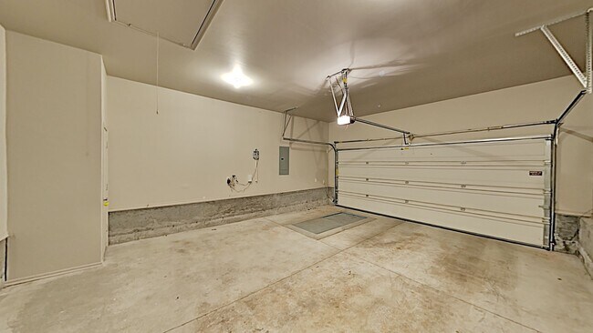 Building Photo - 4 Bedroom 2 Bathroom 2 Car Garage Home with Storm Shelter in East Edmond
