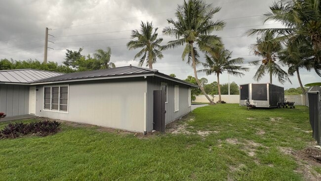 Building Photo - 323 Canterbury Dr W