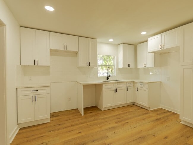 Building Photo - 6802 Eastwood St