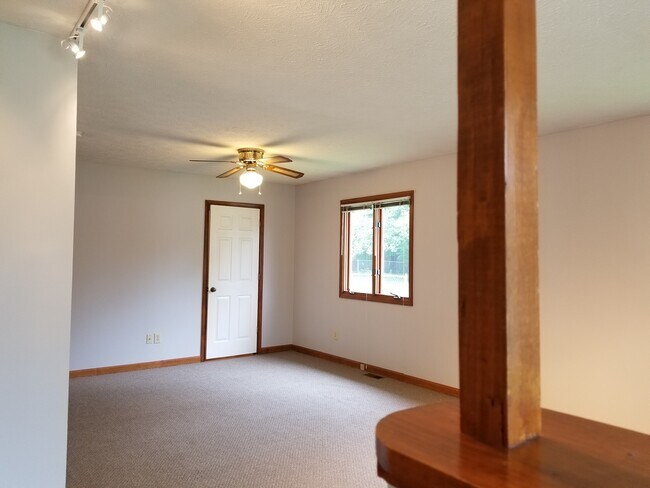 Building Photo - * August 2026* GREAT 3 Bed House!!