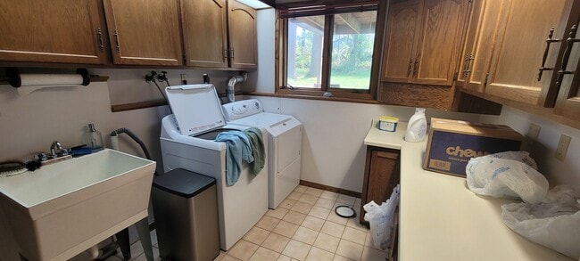 Building Photo - 3 Bedroom 2 Bath Home - Fully Furnished