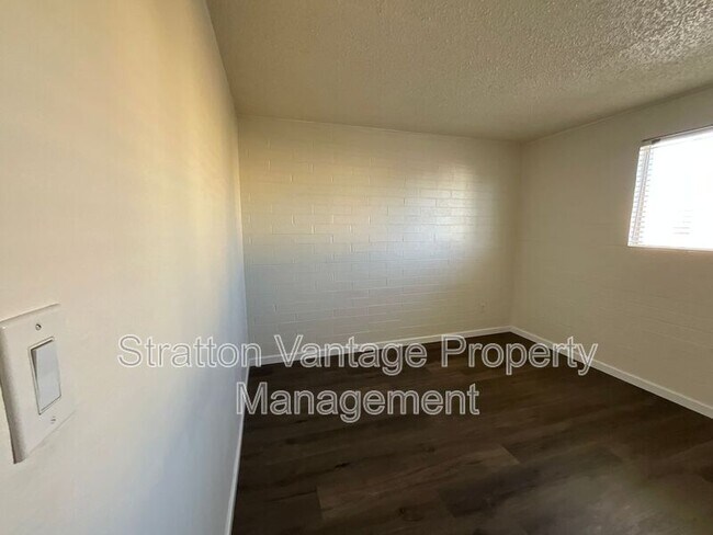 Building Photo - 6936 E 4th St