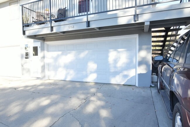 Building Photo - Bright and Updated 2 Bedroom 1 Bath Condo in Cambrian Area