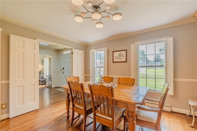 Building Photo - 227 W Lakeshore Dr