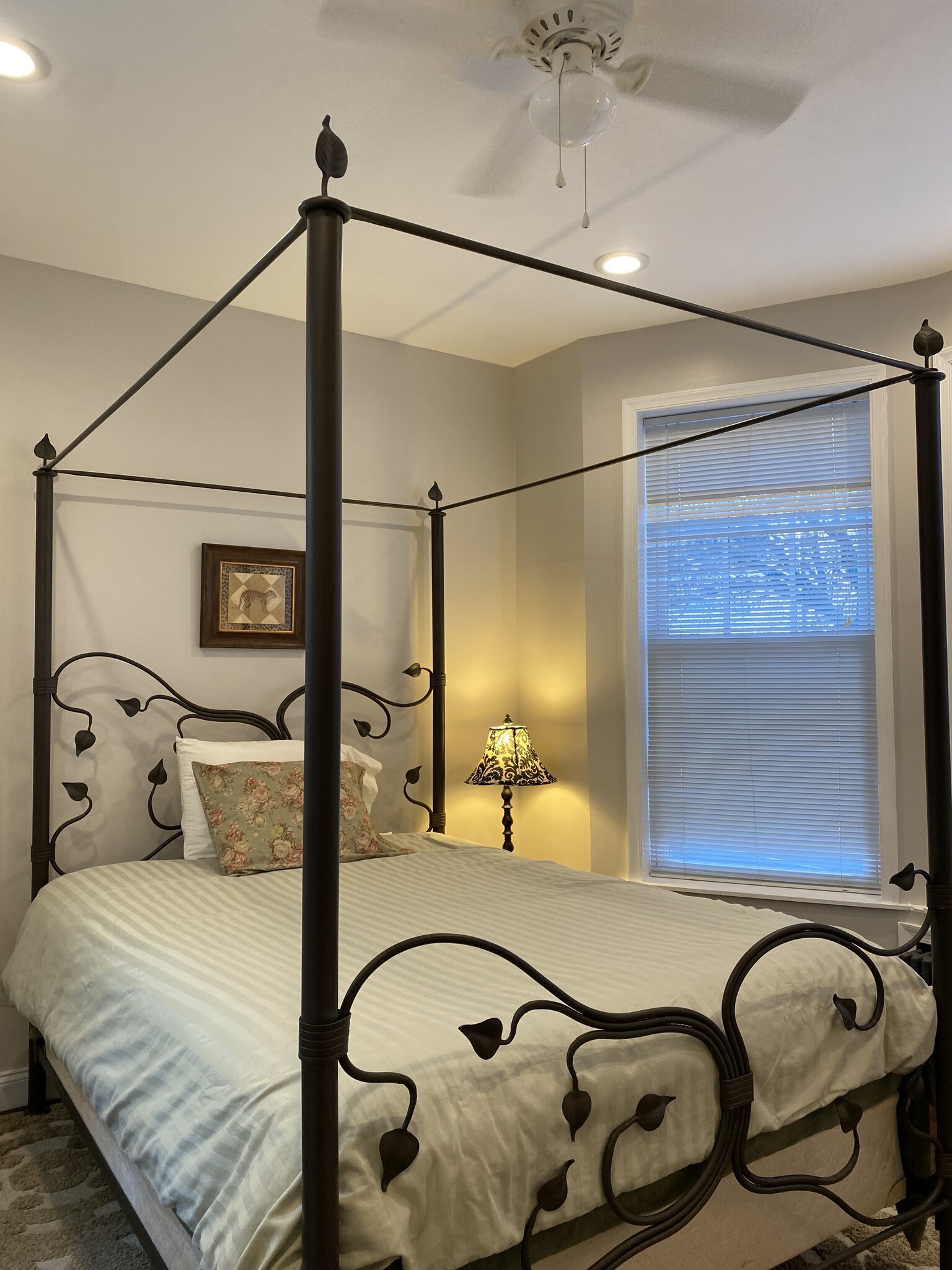 Deluxe Wrought iron Queen bed - 346 Bushkill St
