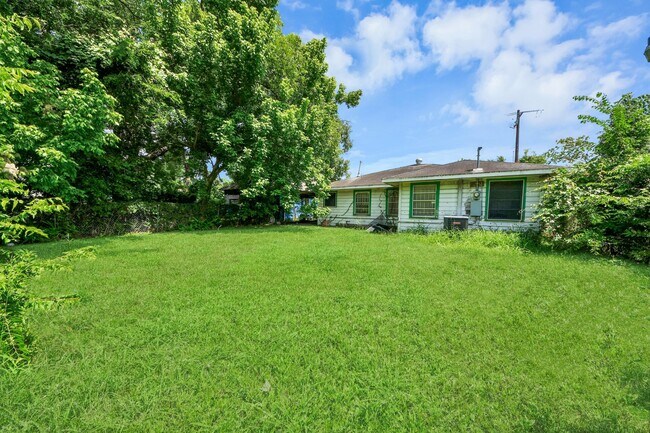 Building Photo - 3214 Tuam St