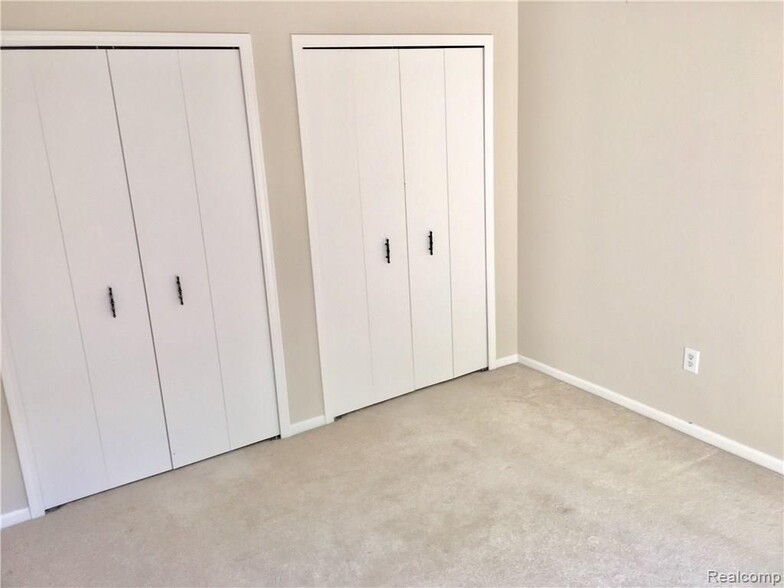 Building Photo - 1829 Golf Ridge Dr