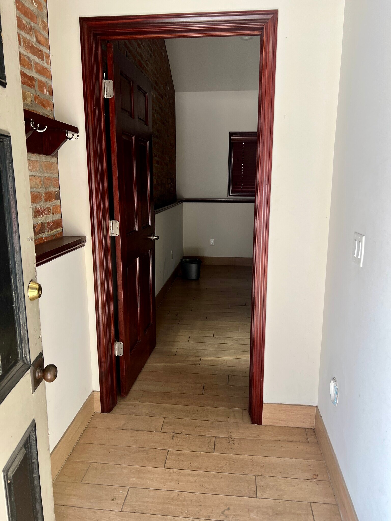 Building Photo - 104 Linwood Ave