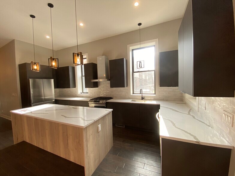 Building Photo - 3330 S Indiana Ave