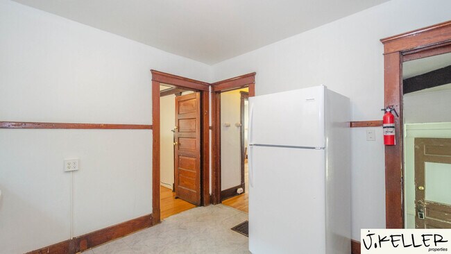 Building Photo - 931 Dewey Ave