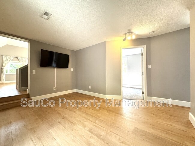 Building Photo - 6543 SE Borwick St