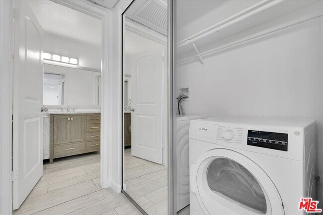 Building Photo - 8535 W Knl Dr