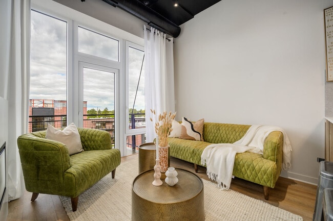 Building Photo - 2725 N Thatcher Ave