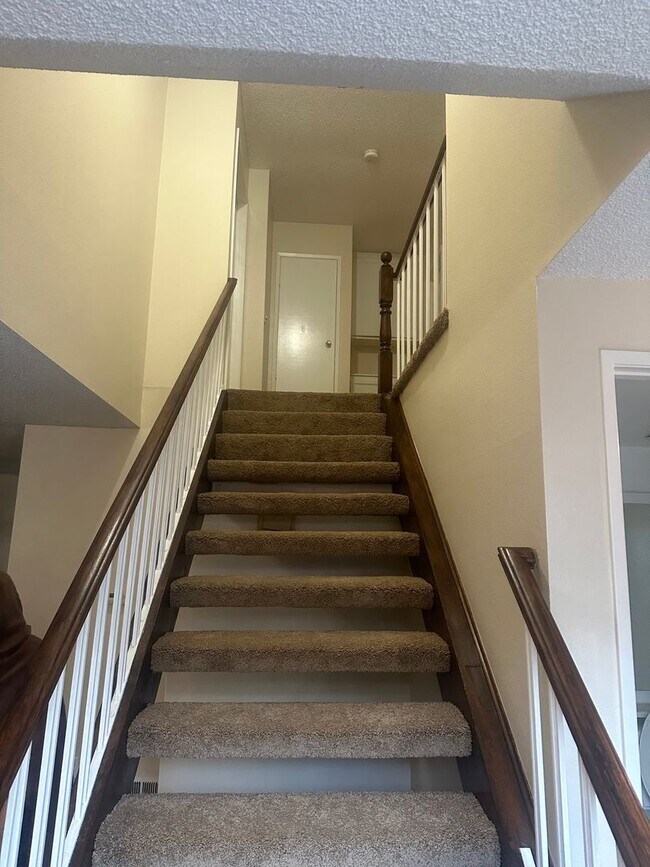 Building Photo - Charming 3-Bed/2.5-Bath Townhome with 2-Car Garage in Garden Grove