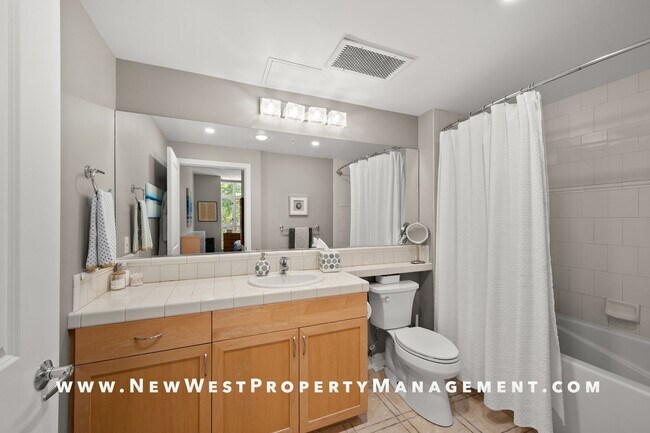 Building Photo - Super Spacious Cortez Hill 2-Bedroom at Discovery! Small Pet Ok!