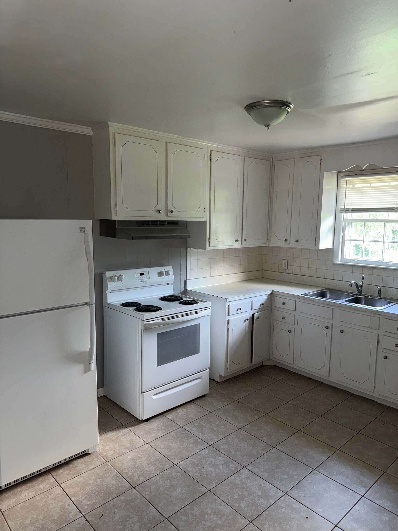 Building Photo - 350 Foxglove Dr