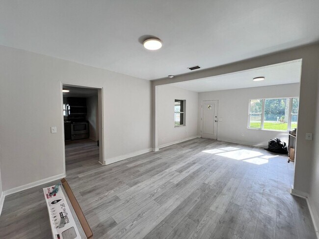 Building Photo - House in Deland