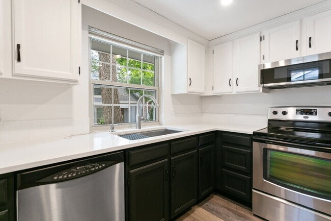 Building Photo - Charming 2BR + Loft Townhome with Stylish ...