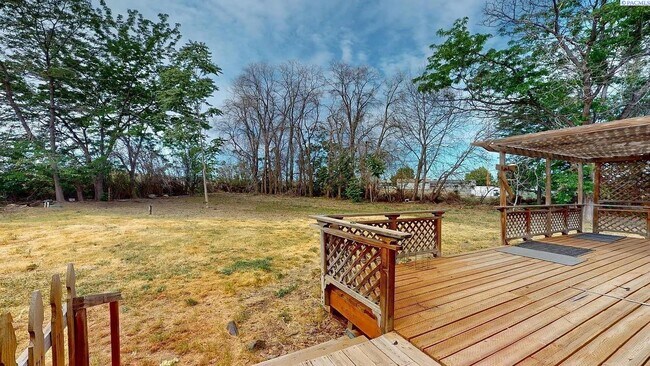 Building Photo - 3 bedroom, 3 bath home in Kennewick