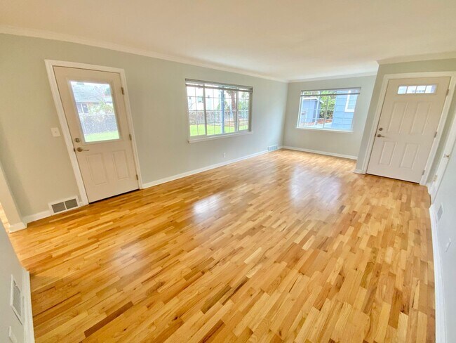 Building Photo - Beautiful Townhouse with Fenced Yard, Gara...