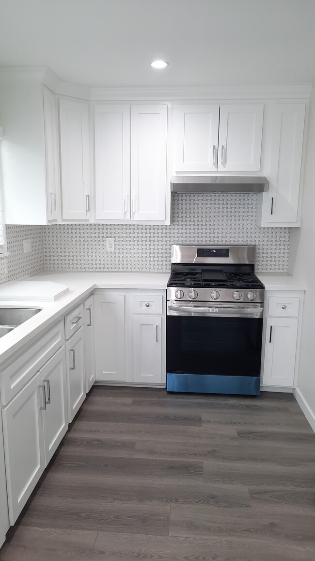 New Oven/Range - 4122 Abner St