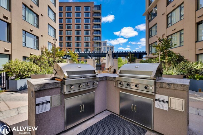 Building Photo - Location, Luxury, and Lifestyle – Top Floo...
