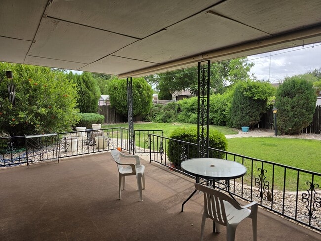 Building Photo - 904 Avenida Del Sumbre