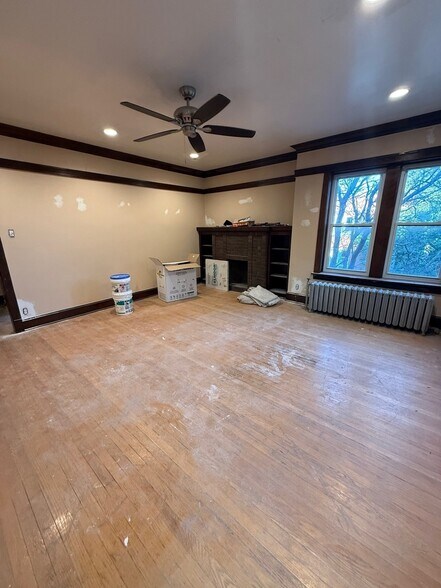 Building Photo - 2300 W Sunnyside Ave